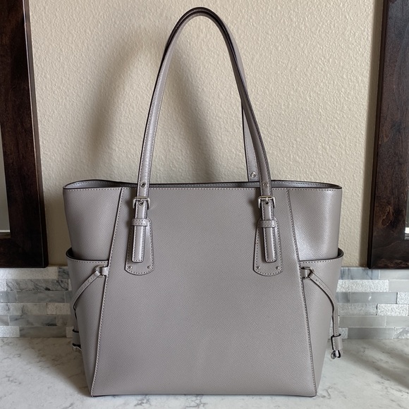 •Michael Kors• Large Voyager Tote Purse - Picture 2 of 16
